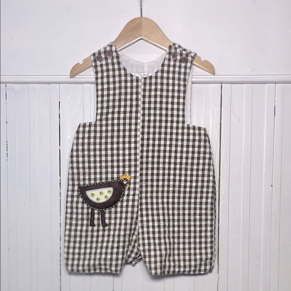 BAXTER & BEATRICE EUC Neutral Seersucker Gingham Chicken Appliqué Jon Jon